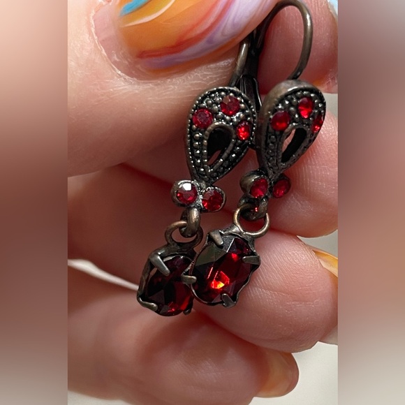 2/$15 Six Pairs of Vintage Earrings - Picture 5 of 10